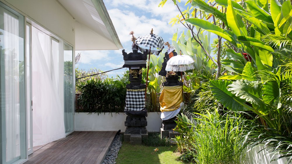 Villa Canggu - Villa North mini temple outside of the bedrooms